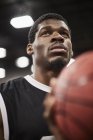 Nahaufnahme Porträt ernsthafter, fokussierter junger männlicher Basketballspieler, der den Ball schießt — Stockfoto