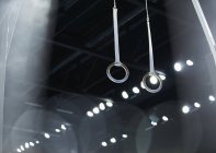 Vue panoramique sur les anneaux de gymnastique sur l'aire de sport — Photo de stock