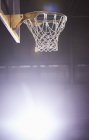 Linsenschlag um hell erleuchteten Basketballkorb — Stockfoto