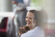Geschäftsfrau lacht bei Meeting im modernen Büro — Stockfoto