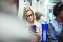 Geschäftsfrau nutzt digitales Tablet im Zug — Stockfoto