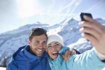 Coppia scattare selfie nella neve — Foto stock