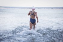 Rera view aktive Schwimmerin im Ozean — Stockfoto