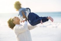 Mère et fille jouant sur la plage — Photo de stock