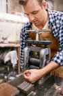 Мужчина ювелир с использованием оборудования в мастерской — стоковое фото