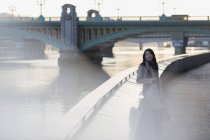 Geschäftsfrau mit Handy am städtischen Ufer — Stockfoto