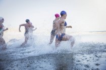 Aktive Schwimmerinnen laufen auf See im Freien — Stockfoto
