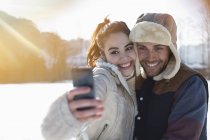 Couple prenant selfie dans la neige — Photo de stock