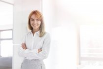 Porträt selbstbewusste Geschäftsfrau im Amt — Stockfoto