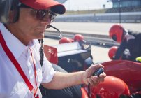 Manager mit Stoppuhr-Timing Formel 1 Boxenstopp-Training — Stockfoto