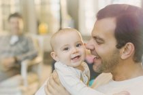 Retrato feliz pai segurando bonito bebê filho — Fotografia de Stock