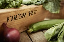 Bodegón fresco, ecológico, verduras saludables y cajón de madera - foto de stock