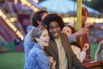 Junges multirassisches Paar hat Spaß im Freizeitpark — Stockfoto
