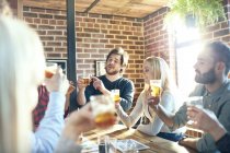 Birraio leader degustazione di birra in pub — Foto stock