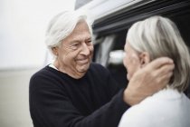 Liebevolles Seniorenpaar von Angesicht zu Angesicht — Stockfoto