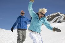 Неистовая пара, играющая на снегу — стоковое фото