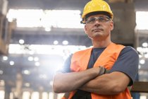 Retrato sério trabalhador de aço confiante na fábrica — Fotografia de Stock