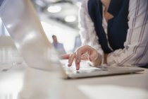 Nahaufnahme einer Geschäftsfrau mit Laptop — Stockfoto