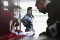 Seriöser Formel-1-Rennfahrer mit Helm — Stockfoto