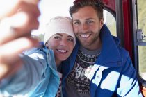 Coppia parlando selfie in skilift — Foto stock