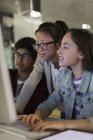 Schüler nutzen Computer im Klassenzimmer — Stockfoto