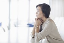 Nachdenkliche Geschäftsfrau schaut im Konferenzraum weg — Stockfoto