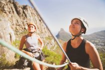 Bergsteigerin mit Seilen — Stockfoto