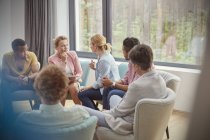 Mulheres conversando em sessão de terapia de grupo — Fotografia de Stock