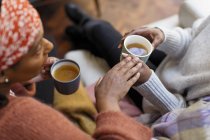 Женщины разговаривают, пьют чай — стоковое фото