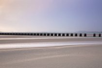 Спокойный пирс над песчаным устьем, Арнсайд Ланкс, Великобритания — стоковое фото