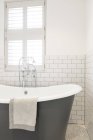 Vetrina domestica di lusso vasca da bagno in bagno bianco — Foto stock