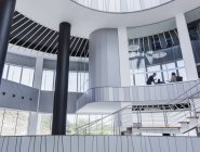 Geschäftsleute treffen sich im architektonischen, modernen Konferenzraum — Stockfoto