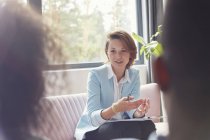 Female therapist talking to couple in couples therapy session — Stock Photo