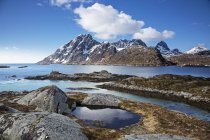 Montagne scoscese sotto il cielo blu invernale sopra fiordo, Sund, Flakstadoya, Lofoten, Norvegia — Foto stock