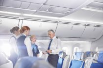 Пілот та стюардеси говорити, підготовка на літак — стокове фото