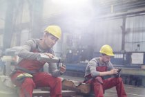 Trabajadores de la fábrica tomando descanso café - foto de stock
