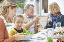 Mehrgenerationenfamilie genießt Mittagessen auf der Terrasse — Stockfoto