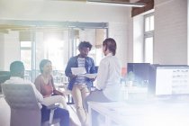 Geschäftsleute treffen sich und besprechen Papierkram im Büro — Stockfoto