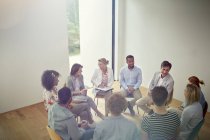 Люди разговаривают в кругу на сеансе групповой терапии — стоковое фото