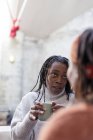 Друзья-женщины говорят и пьют кофе — стоковое фото