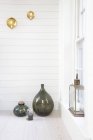 Vasos e lanternas na varanda — Fotografia de Stock