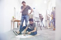 Artistas masculinos dibujando en estudio de clase de arte - foto de stock