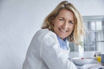 Porträt lächelnde Seniorin beim Frühstück auf der Terrasse — Stockfoto