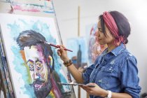 Pittura d'artista femminile in studio d'arte — Foto stock