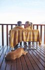 Couple confortable et chien sur le balcon — Photo de stock