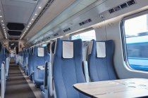 Сидіння і стіл на порожньому пасажирському поїзді — стокове фото