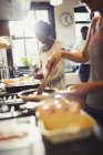 Femme souriante faisant le petit déjeuner dans la cuisine — Photo de stock