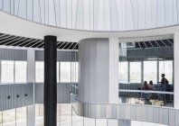 Gli uomini d'affari si incontrano nella moderna finestra della sala conferenze architettonica — Foto stock