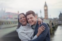 Портрет ентузіазму, сміючись пара туристів, стоячи на Вестмінстерський міст, Лондон, Великобританія — стокове фото