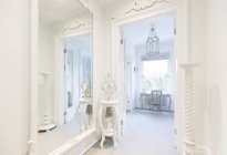 Bianco, casa di lusso vetrina corridoio interno con specchio — Foto stock